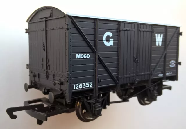 HORNBY R6402A GW GWR GREY MOGO CLOSED GOODS VAN WAGON No. 126352 BOXED