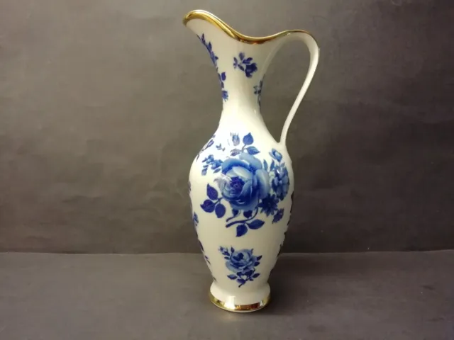 Alte Vase Henkelvase Krug Weiß mit blauen Blumen und Goldrand Echt Kobalt H 19,5