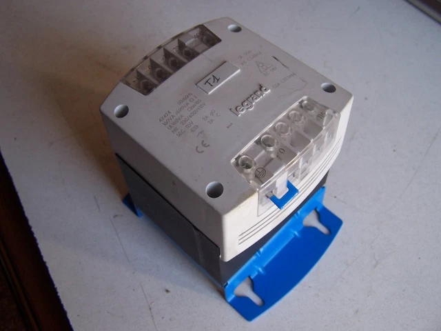 Transformateur Legrand 42925 - Entrée 230/400V AC - Sortie 115/230V AC - 630VA - Occasion
