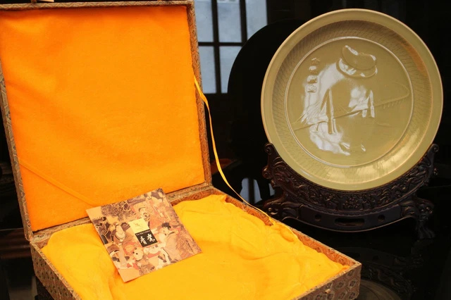 Grand plat au pont et support présentoir porcelaine Chine Cixi Yue Kiln Celadon