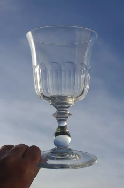 très grand verre à pied ancien en cristal taillé