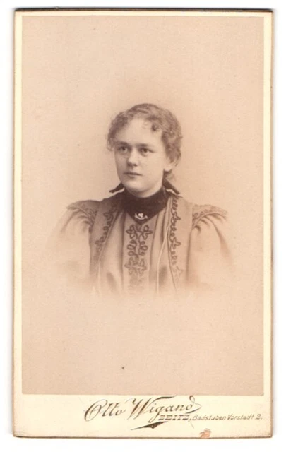 Fotografie Otto Wigand, Zeitz, Badstubenvorstadt 2, Junge Dame im gemusterten K