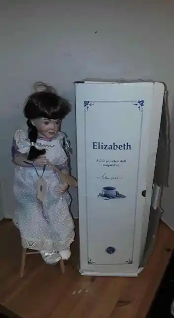 Hamilton Collection Heritage Dolls Elizabeth 19" Porcelain Doll w/Box & COA