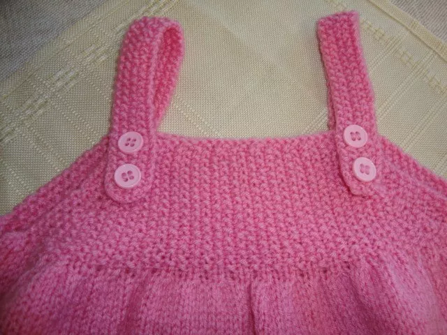 Robe  NEUVE bébé 3/6 mois tricotée main  rose fuschia et ses chaussons assortis 3