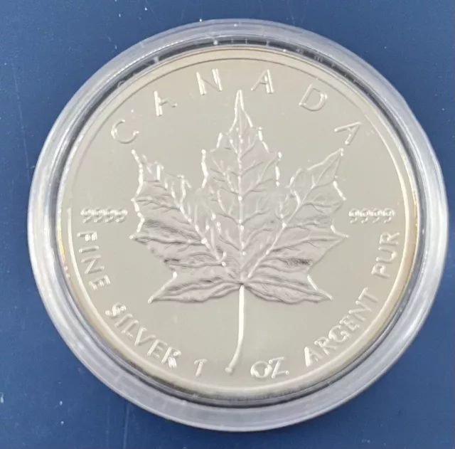 1oz Pure silver Canadian maple leaf coin. 9999 fine silver.