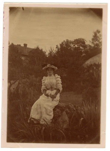 LIV00705 Original Vintage Photo Photography Women Fashion Hat Garden Fashion