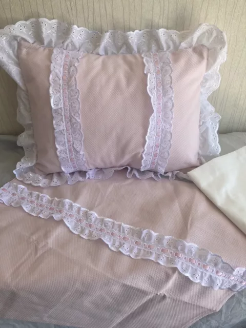 Juego de cama para bebé de 3 piezas ajustado a cuna/cesta de moses/sillón hecho a mano rosa con volantes