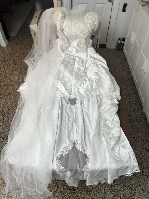 Vintage Sweetheart Gown Wedding Dress Long Train Beaded Puffy Shoulders STAINED