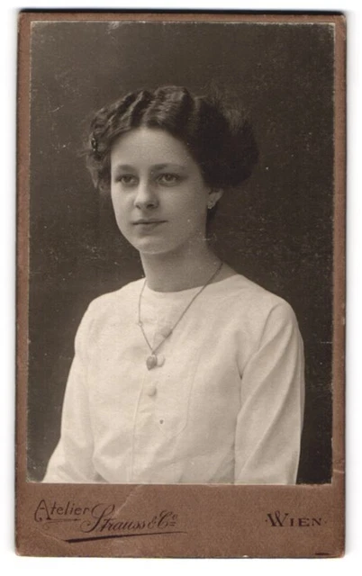 Fotografie Strauss & Co., Wien, Kohlmarkt 5, Mariahilferstr. 49, Junge Dame mit