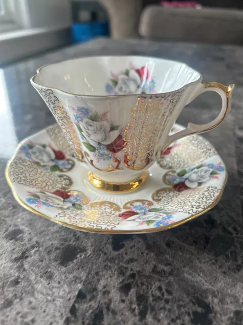 ULTRA LUXURY RARE Queen anne bone china teacup england, GOLD ROSES