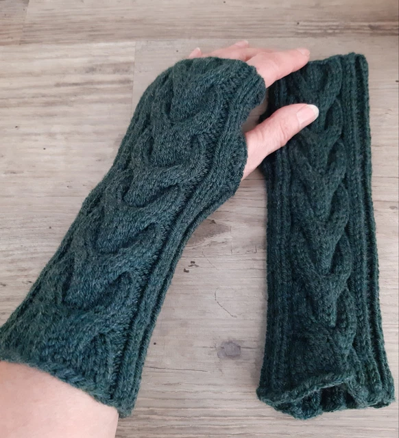 Armstulpen Pulswärmer Daumenloch handgestrickt Tannengrün Zopfmuster II, 23 cm