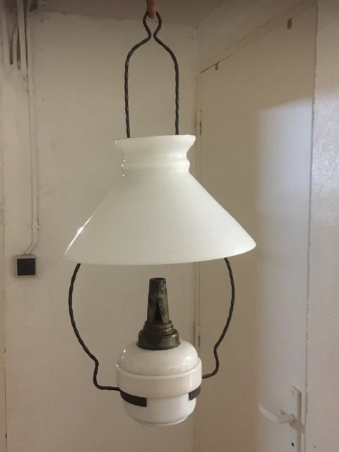 Lampe à Pétrole Ancienne En Opaline - Luminaire Vintage Déco Industrielle