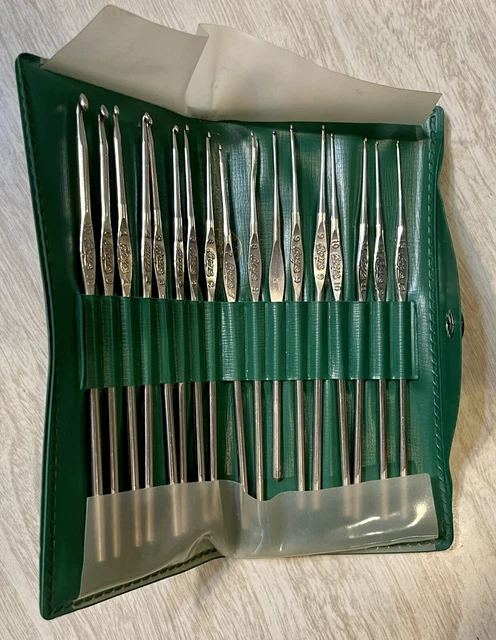 Vintage Boye Crochet Hooks - Set Of 17 In Green Vinyl Case - 00 to 14