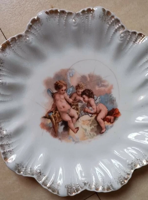 Ancienne assiette en porcelaine décor: les amours, Karlsbad Austria, 19 siècle 