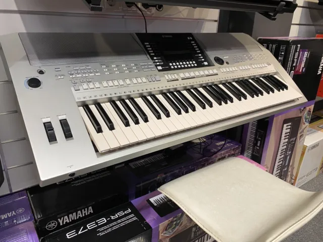 Yamaha PSR-S910 Keyboard inkl. Stagg KTC-115 Keyboard Softcase mit Rollen