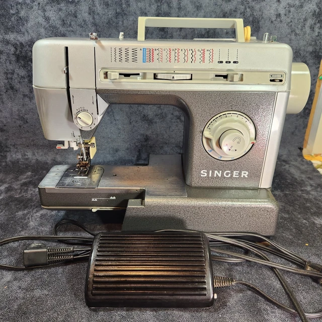 SINGER COMMERCIAL GRADE Sewing Machine CG 590 C Tested and Works 109.