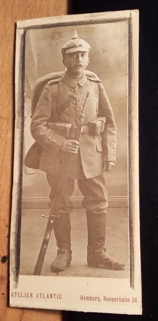 Soldat in Uniform Ausrüstung Helm Gewehr Stiefel / CDV Atelier Atlantic Hamburg