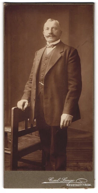 Fotografie Carl Lange, Neustadt / Holstein, eleganter Herr mit Schnauzbart träg