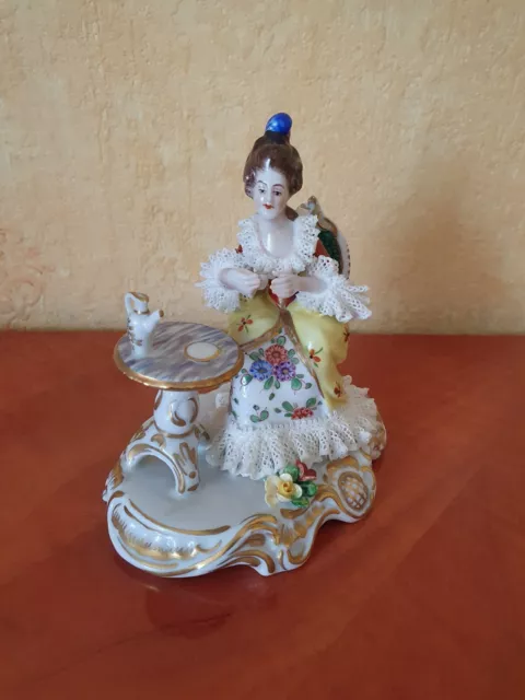 Porzellanfigur der Manufaktur älteste Volkstedt " Dame beim Tee "