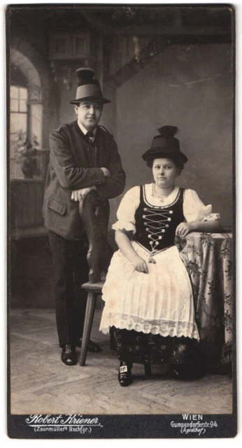 Fotografie Robert Kriener, Wien, Gumpendorferstr. 94, Paar mit Hut trägt österr