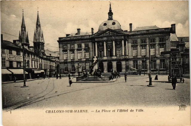 CPA CHALONS-sur-MARNE - La Place et l'Hotel-de-Ville (742846)