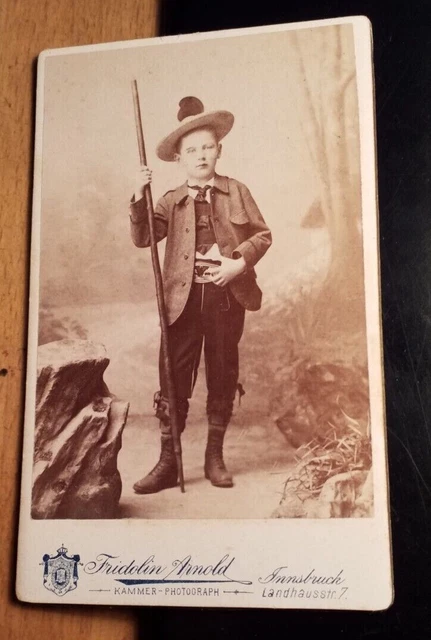 stehender Junge in Tracht mit Hut & Stock  Kulisse CDV Fridolin Arnold Innsbruck