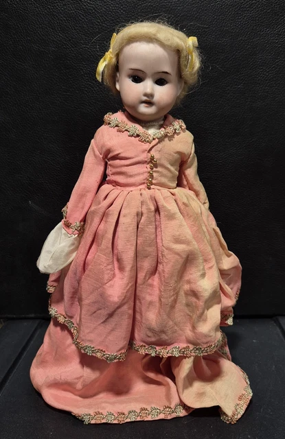 Très jolie ancienne petite Poupée en porcelaine Allemande du Très jolie ancienne petite Poupée en porcelaine Allemande du