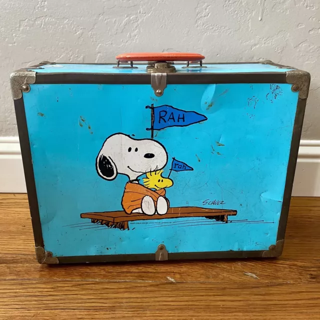 VINTAGE 1960s SNOOPY PEANUTS LUGGAGE METAL SUITCASE ICE SKATE DISTRESSED RARE