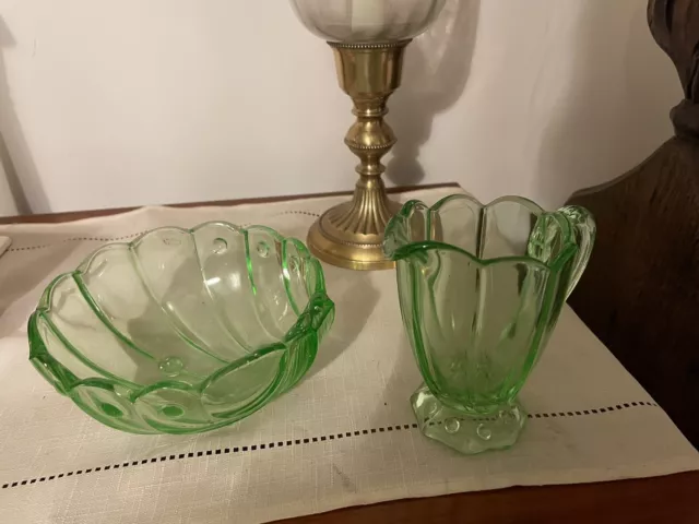 Vintage grüne Glasschale in Form von Zuckerschale und cremefarbenem Krug. Stolzle. Atemberaubend.