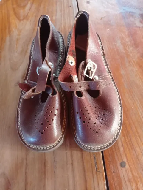 Ancienne Paire De Chaussures Sandales Cuir neuves anciennes vintage
