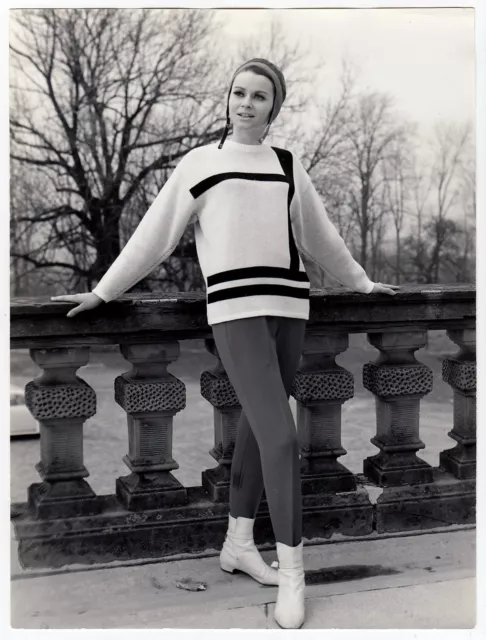 Mode WOMAN IN SKI OUTFIT FRAU IN SKIKLEIDUNG Fashion * Vintage 50s SEUFERT Photo