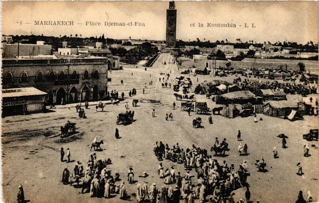 CPA AK MARRAKECH Place Djemaa-el-Fna et la Koutoubia MAROC (689865)
