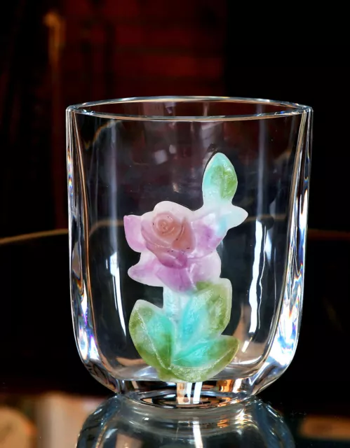 DAUM FRANCE. Grand Vase design en cristal clair, et pâte de verre polychrome.