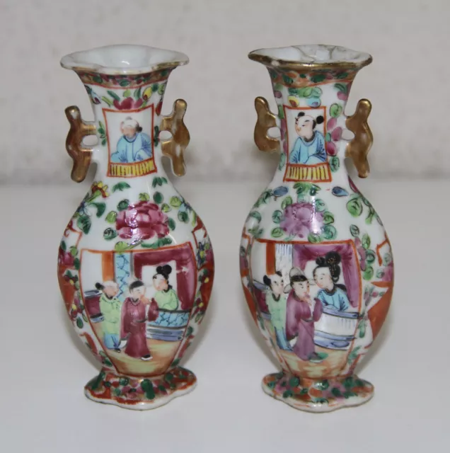 PAIR OF LITTLE VASES. CANTON PORCELAIN. PRESENT RESTORATION. CHINA. 19th CENTURY