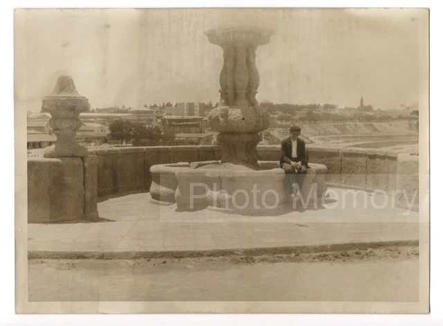 Madrid : jeune homme sur le pont de Toledo - Photo Vintage 1935