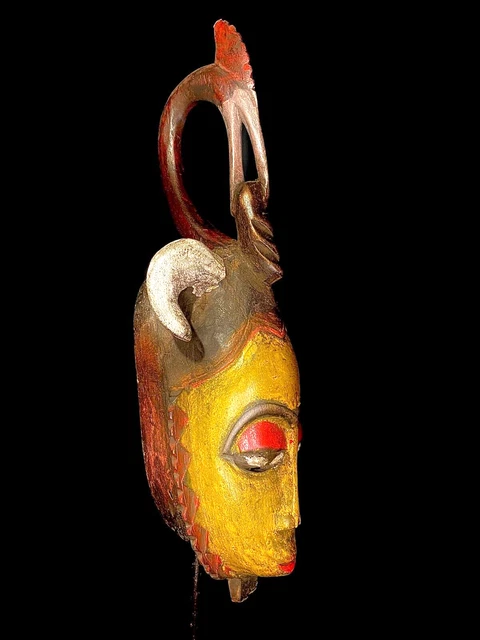 Maschera africana antica intagliata a mano in legno da parete con...