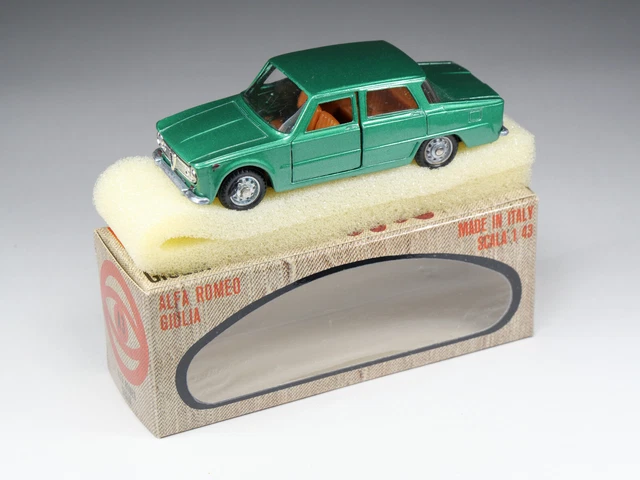 MEBETOYS – A4 – Alfa Romeo 2600 Berline – Jaune Métallisé – Dans Sa Boîte