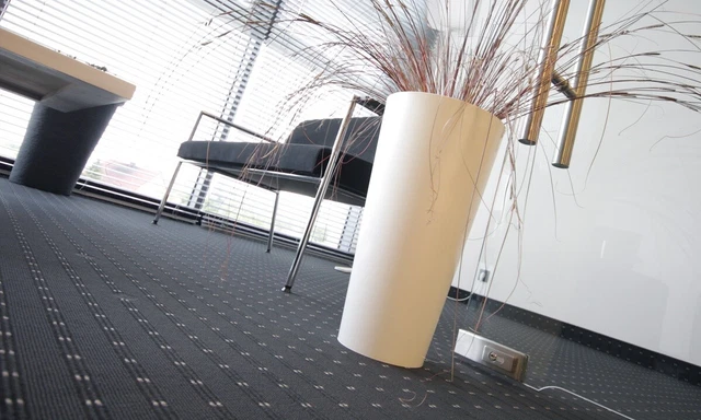 Fioriera In Rattan Tubus Bianca Con Sottovaso - 57 Cm X 30 Cm - 27 Litri - Resistente Agli Agenti Atmosferici