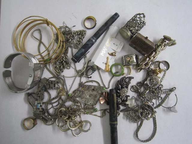 Lot De Bijoux Fond De Tiroir - Médaille, Bracelet, Collier, Pince à Cravate - Occasion