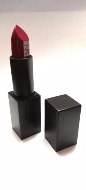 Lápiz labial audaz NARS tono vino ver descripción