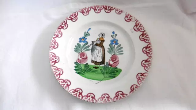 assiette ancienne Saint Amand à décor de bretonne tricotant