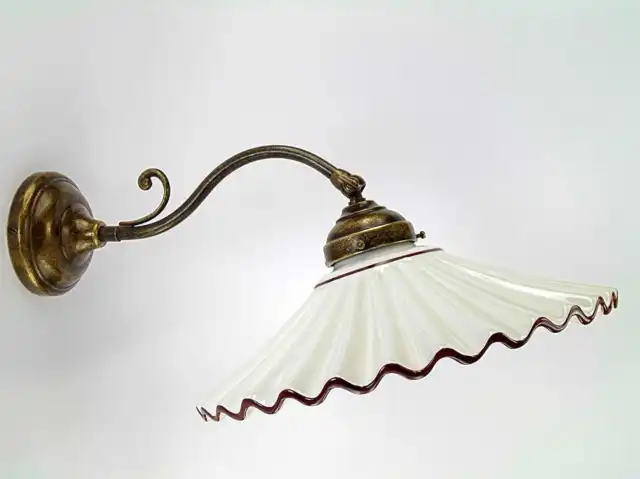 Applique lampada da parete in ottone brunito con ceramica ondulata
