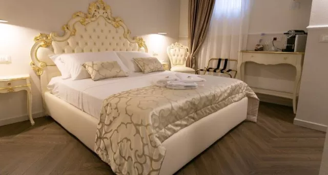 Letto Matrimoniale king size Barocco ecopelle legno massello oro , argento Valen