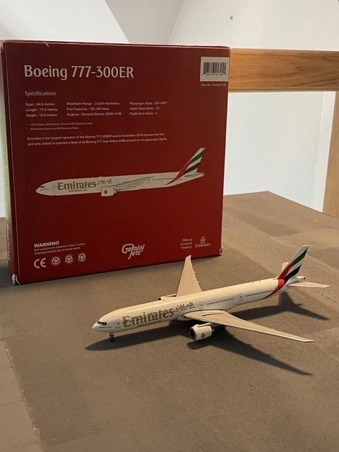 GeminiJets Boeing 777-9X Emirates A6-EZA – 1:400 Flugzeugmodell – 16,5 X 19 X 2,5 Cm – Hochdetailliert – Für Jugendliche & Erwachsene