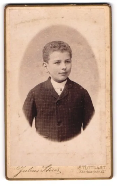 Fotografie Julius Stoess, Stuttgart, Portrait kleiner Junge in zeitgenössischer