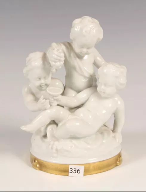 Très ancienne statue Capo di Monte en porcelaine blanche et  dorée
