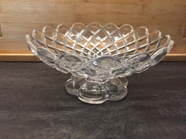 Ancienne coupe sur pied en cristal moulé signée Baccarat