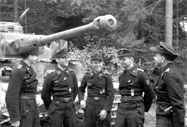 WW2 Photo WWII German Tank Crew with Panzer IV  World War Two Germany  / 2525