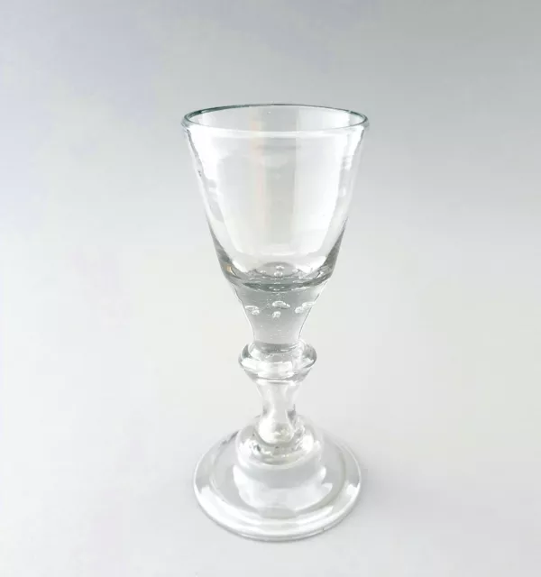 Barock - Pokalglas mit 7 Luftperlen. Mitteldeutschland oder Skandinavien, 18.Jh.