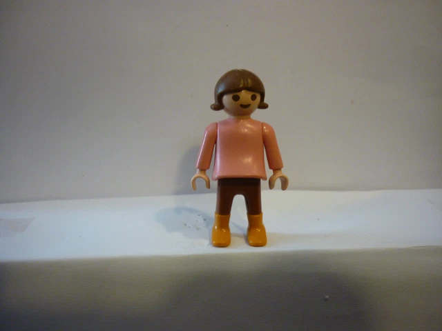 Personnage Playmobil Fille Moderne Brune T-shirt Rose Short Violet Pieds Nus - Occasion